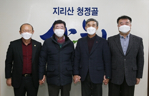 박항서 감독, 산청군청 깜짝 방문[산청군 제공]